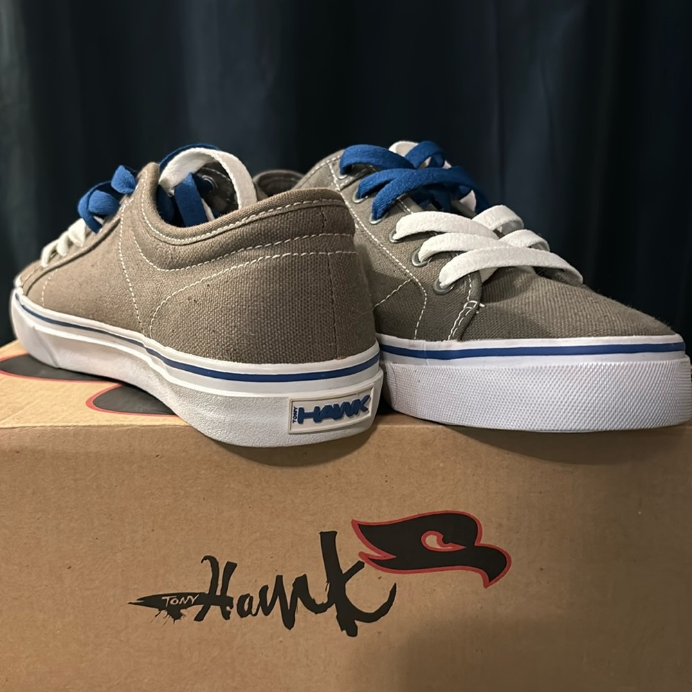 Tony Hawk gray tennis shoes